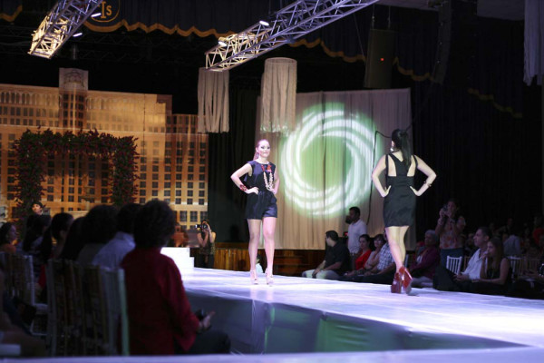 Desfile de modas de la EIS