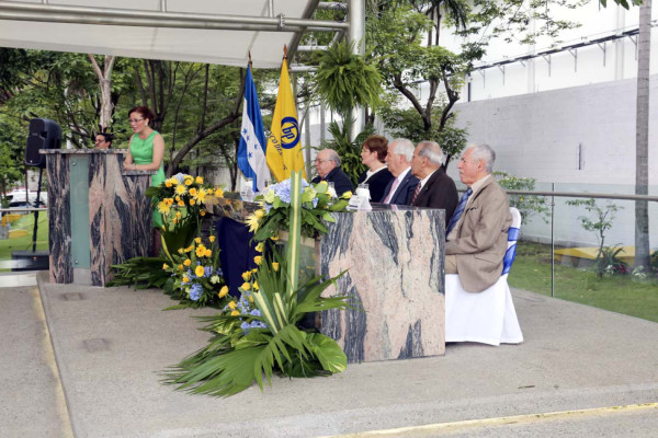Homenaje a Napoleón J. Larach