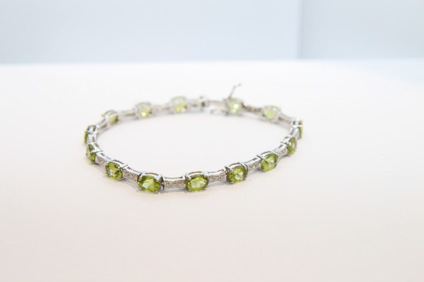 Pulsera de oro blanco de 14 kilates con peridot y diamantes By D'Santos Joyeros