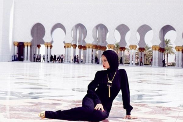 Rihanna causa conmoción en Abu Dhabi