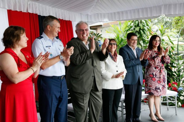 Fiesta de independencia en la Embajada Americana