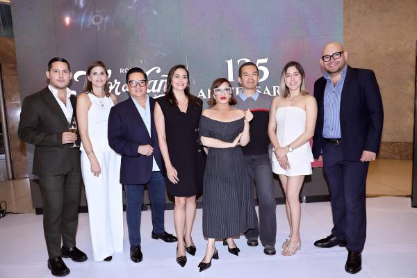 Ariel Flores, Pamela Cruz, Miguel Chong, Valeria Ríos, Blanca Bendeck, Tirso Rubio, Alejandra Chang y Lawin Paz durante el lanzamiento de la X edición de BAC Estilo Moda, evento en el que se anunció el Premio Próspera a la Innovación en la Moda, concurso que busca descubrir, impulsar y visibilizar el talento emergente en la industria