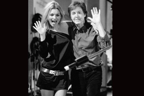 Paul McCartney se une a las estrellas en Queenie Eye