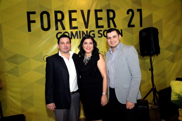 Felix Rivera, Vanessa Urbizo y Omar Artica anunciaron la próxima apertura de Forever 21 en City Mall Tegucigalpa