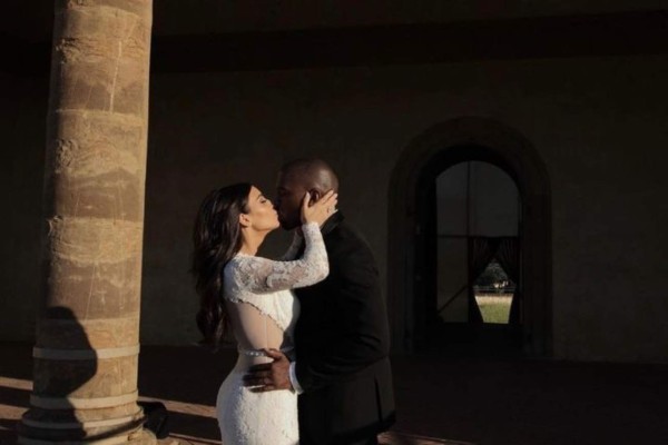 Kim Kardashian celebra su 5to aniversario de bodas con fotos inéditas