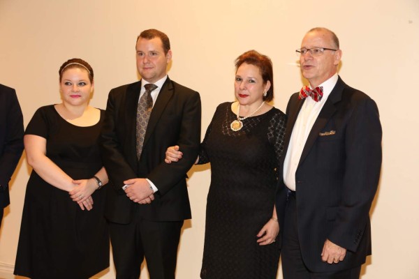 Compromiso de Daniella Valdés y Luis Matamoros