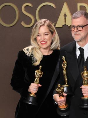 Sara Murphy y Paul Thomas Anderson posan con la estatuilla a mejor película por <i>One Battle After Another </i>, en la ceremonia 98º de los premios Óscar, en Los Ángeles. Aunque la favorita era <i>Sinners</i>, que llegó a la gala con un récord histórico de 16 nominaciones, la noche terminó consagrando la comedia dramática