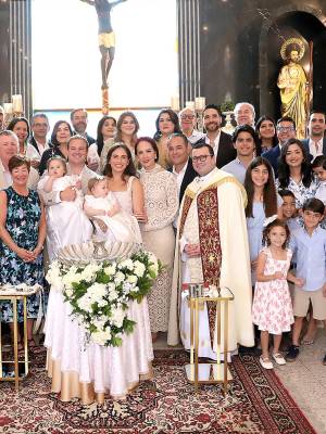 Vestidas con un delicado y hermoso ropaje confeccionado en Ohio con la tela del vestido de novia de su abuela Janet, Gia y Bella Herzog Cuculiza llegaron a la Capilla San Judas Tadeo entre los brazos de sus orgullosos padres, Derek Herzog y Lorella Cuculiza. Ante la mirada emocionada de familiares y amigos, las pequeñas recibieron el sagrado sacramento del bautismo de manos del sacerdote Carlo Magno Núñez, en una ceremonia íntima y llena de amor que quedará grabada para siempre en la memoria y en el corazón de todos los presentes.