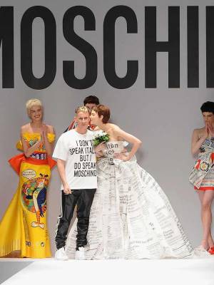 Jeremy Scott dejará el cargo de director creativo de la casa de lujo italiana Moschino después de una década de desfiles de moda salvajes y extravagantes, y lo extrañaremos mucho. ¡Aquí te dejamos sus mejores pasarelas!