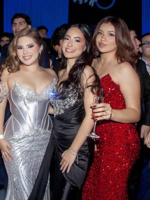 Abrazos y emociones encontradas en la memorable fiesta de graduación de los nuevos bachilleres bilingües en Ciencias y Humanidades. La generación 2025 de la Saint Peter Academy, fue protagonista de una inolvidable gala donde la alegría de los 73 graduados flotaba en el elegante ambiente de fiesta dispuesto para la ocasión por los padres de familia.