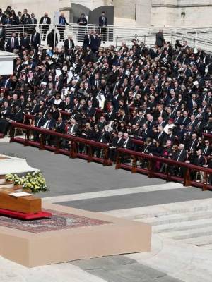 El sábado 26 de abril de 2025, la Plaza de San Pedro en el Vaticano se convirtió en el epicentro de una emotiva despedida al Papa Francisco, fallecido a los 88 años. La misa exequial, presidida por el cardenal Giovanni Battista Re, decano del Colegio Cardenalicio, reunió a más de 200,000 fieles y a delegaciones de 130 países, incluyendo 50 jefes de Estado y 10 monarcas.