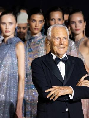 Clásico, minimalista, elegante y sencillo son los adjetivos que mejor definen el estilo de los diseños del dueño y presidente del Grupo Armani, que vistió a famosos de todo el planeta, desde las mayores estrellas del cine hasta miembros de la realeza o equipos de fútbol.