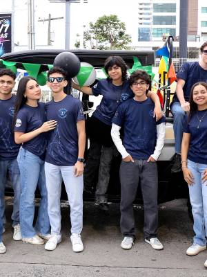 Llenos de emoción y sonrisas los seniors 2027 de Discovery School disfrutaron de su senior entrance iniciando en el Boulevard Morazán para dar inicio a la caravana de carros con decoraciones de globos y más. Entre música y aplausos dieron inicio a su ultimo año escolar marcando el comienzo de una etapa llena de aprendizaje y recuerdos inolvidables.