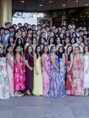 La generación 2026 de la Saint Peter Academy se reunió en el salón Jordán del Club Hondureño Árabe para celebrar su Welcome Breakfast y dar inicio a su último año escolar. La temática del desayuno fue “Un amanecer en Santorini” con decoración de estampados griegos y mosaicos en pinceles azules. La mañana transcurrió en sesiones de fotos, la degustación de su desayuno internacional y la música de saxofón que ejecutó el artista Edward Romero.