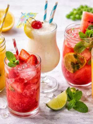 Nada mejor que un cóctel frío y natural para refrescar el día. Estas combinaciones de frutas frescas, hielo y un toque cítrico son rápidas de preparar, llenas de color y sabor tropical. Perfectas para reuniones, tardes calurosas o simplemente para disfrutar algo diferente.