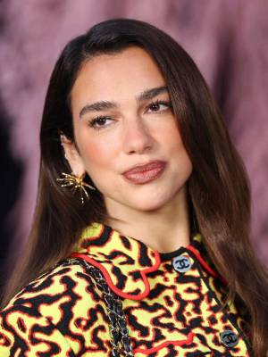 Samsung responde a demanda millonaria de Dua Lipa
