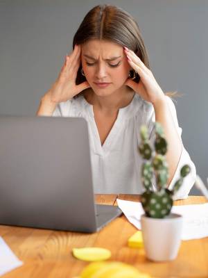 A simple vista, todo parece estar bien. Cumples con tu trabajo, respondes mensajes, asistes a reuniones, haces ejercicio, sales con amigas y hasta logras tachar pendientes de tu lista. Desde afuera, eres “productiva” y “responsable”. Pero por dentro, algo no encaja; el cuerpo está en alerta constante, la mente no se apaga y el descanso nunca es suficiente. Eso que muchas personas normalizan como estrés cotidiano tiene un nombre: ansiedad funcional.