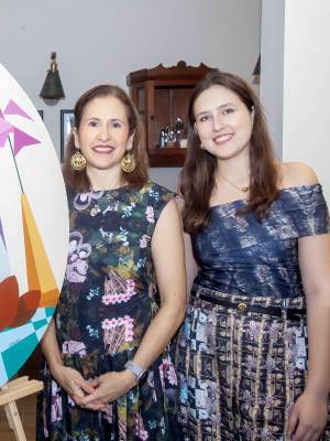 La boutique María Mírame se llenó de inspiración durante el workshop “Mi propio verano eterno”, una mañana dedicada a la creatividad, los recuerdos y la conexión personal. Entre arte, moda y un ambiente íntimo, el encuentro sirvió como escenario para celebrar el lanzamiento de la colección “Alba”, una propuesta que invita a crear desde la memoria y la emoción. En la foto: Ana Handal y Francesca Heyer.