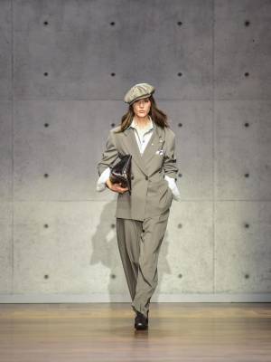 Modelos vestidas en blazers cruzados en una paleta de colores que iba del beige grisáceo al marrón, con toques de azul y violeta, desfilaron en la pasarela de Emporio Armani en la Semana de la Moda de Milán Otoño Invierno 2026/2027, dedicada al fundador de la firma, Giorgio Armani