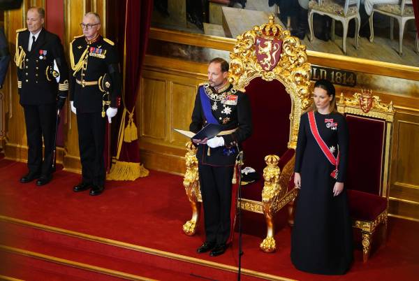 El rey Haakon VIII realizó el juramento constitucional que marca el comienzo de su reinado, en el día en el que cientos de noruegos comenzaron a desfilar ante el féretro de su padre, Harald V, quien murió el viernes 28 de agosto