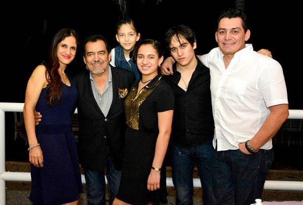 Actualmente, le sobreviven 6 hijos al cantante, de su primer matrimonio solo José Manuel y de sus últimas relaciones, están sus hijas; Zarelea, Joana, Marcelina. 