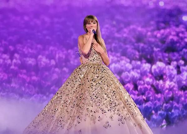  Encantada de ver a Tay con un precioso vestido de princesa. La marca Nicole &amp; Felicia Couture fue la encargada de hacerlo, y no podemos estar más de acuerdo que esto parecía un cuento de hadas.