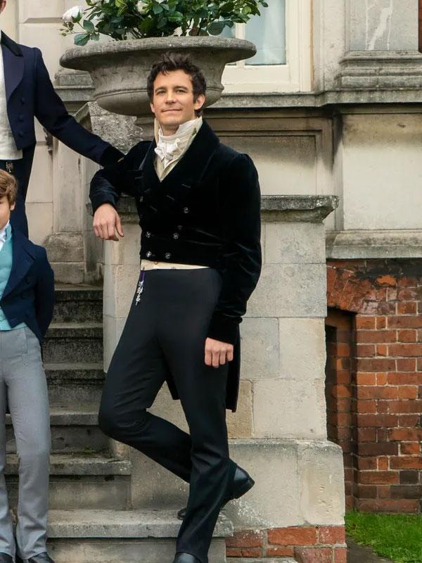 Incorporar pantalones “chinos” y botas negras en tu atuendo es una excelente manera de fusionar elementos contemporáneos con el estilo clásico. 