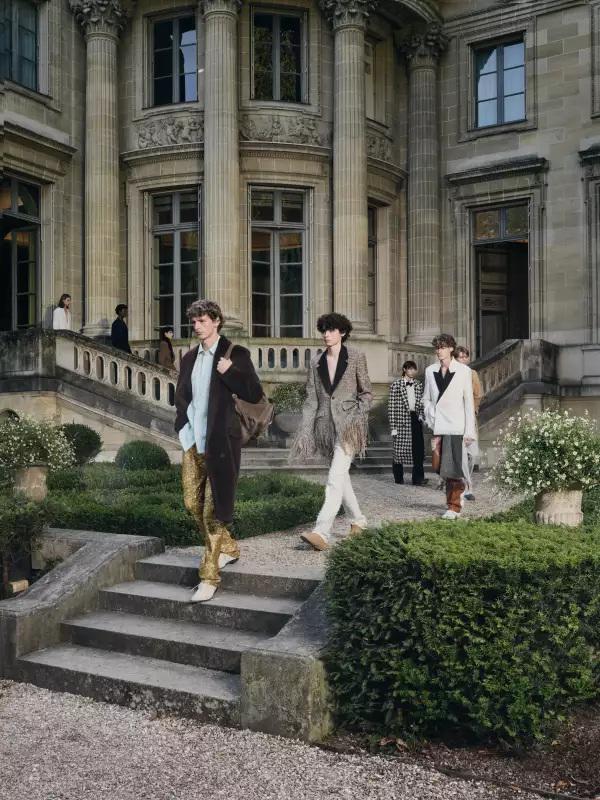La colección fue presentada en el Musée Nissim de Camondo, donde el refinamiento de la Belle Époque contrastó con las prendas contemporáneas. 