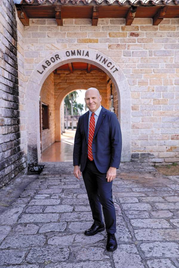 El trabajo todo lo vence, el lema inscrito en el umbral de la Universidad Zamorano refleja también el pensamiento y visión del nuevo rector, quien, visualizo una Zamorano con mayor capacidad de investigación aplicada, generando soluciones que los gobiernos, las empresas y las comunidades de la región puedan implementar.