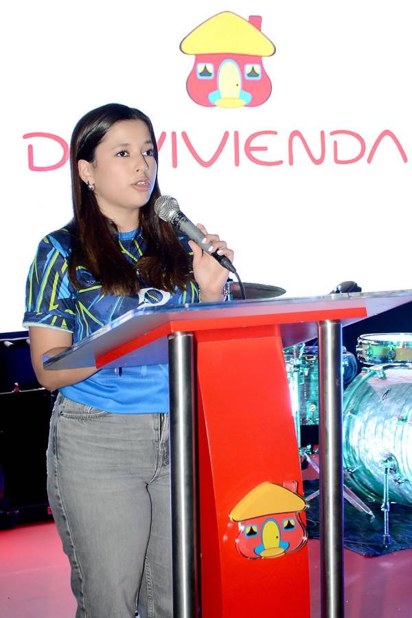 Eileen López durante la bienvenida al opening