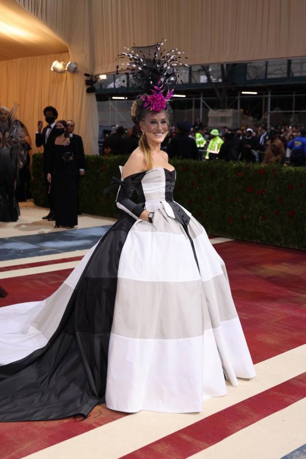 Sarah Jessica Parker, la actriz que daba rienda suelta al personaje de Carrie Bradshaw en la serie ‘Sex and City’, cumple 60 años y continúa siendo un icono de moda dentro y fuera de la pantalla. En la imagen, durante la Gala del MET de 2022, en el Museo Metropolitano de Nueva York. EFE/EPA/JUSTIN LANE