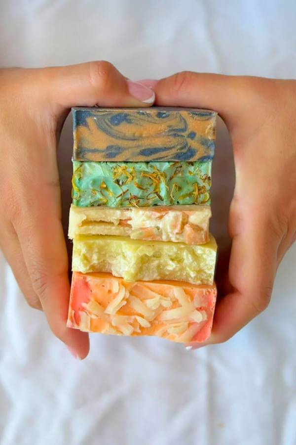 El favorito de Valerie es el de menta, porque tiene piel mixta y suele tener rojeces cuando trabaja en el campo revisando proyectos. Llegar a casa y lavarse la cara con ese jabón es todo un alivio: fresco, calmante y relajante.Y el mío es el de avena y miel, me encanta el diseño y las propiedades que hidratan y calman su piel.