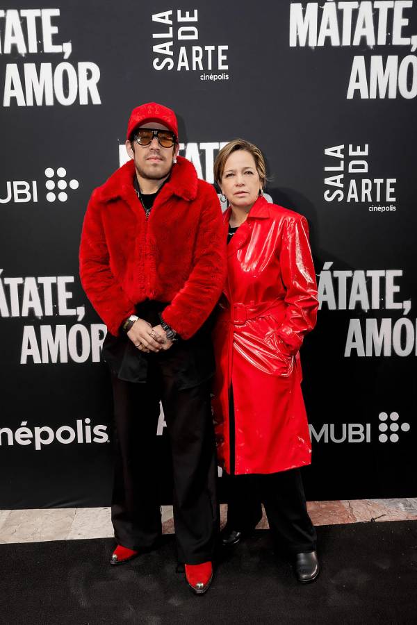 El director de cine Jurek Jablonicky y su madre Sandra en la premiere de Die My Love