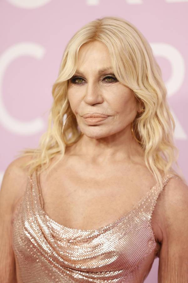 La diseñadora italiana Donatella Versace deja un legado en la firma fundada por su hermano en 1978