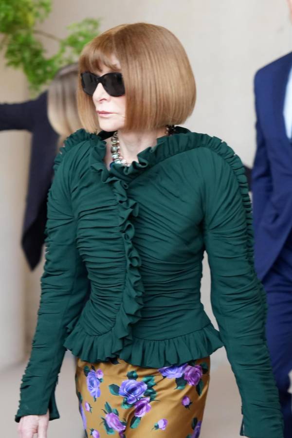 La editora de la revista Vogue, Anna Wintour, camina a su llegada al evento 'Costume Art' este lunes, en el Museo Metropolitano de Arte de Nueva York (Met), en Nueva York (EE.UU.). El Met presenta 'Costume Art', la exposición de primavera del Costume Institute que explora la relación histórica entre la vestimenta y el cuerpo humano al emparejar prendas con obras de arte occidental desde la prehistoria hasta la actualidad, en el marco de la Met Gala. EFE/ Octavio Guzmán