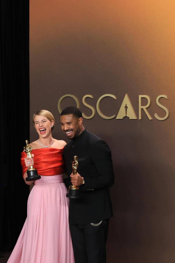 Jessie Buckley y Michael B. Jordan posan con la estatuilla a mejor actriz por <i>Hamnet</i> y mejor actor por <i>Sinners</i> en la ceremonia 98º de los premios Óscar este domingo, en Los Ángeles