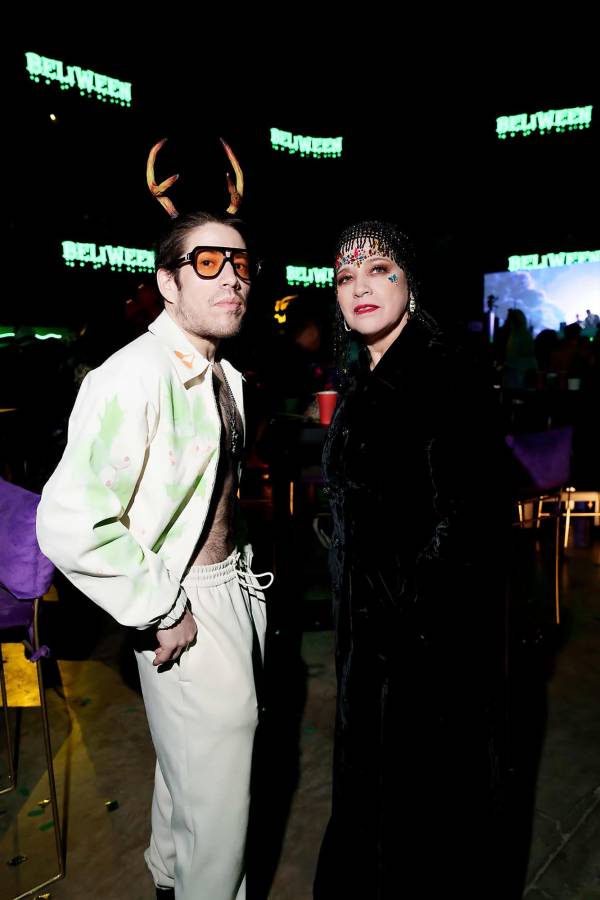 Sandra junto a su hijo Jurek Jablonicky en Beliween, la icónica fiesta de Halloween de Belinda