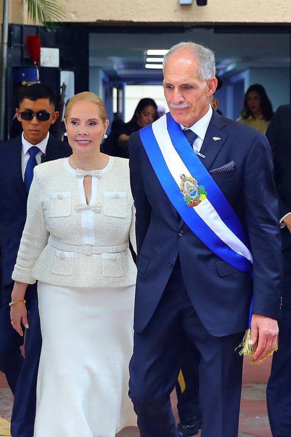 El presidente de Honduras, Nasry Asfura y su esposa, Lissette del Cid, saludan luego de su investidura. La primera dama apostó por un white total look
