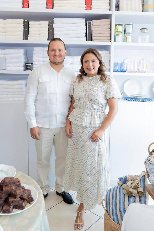 “CottonHaus nació desde un sueño familiar, construido con amor, apoyo y mucha fe. Cada paso que damos tiene detrás el esfuerzo y la inspiración de nuestra familia”, dice Daniela, quien posa junto a su esposo Bayron Santos
