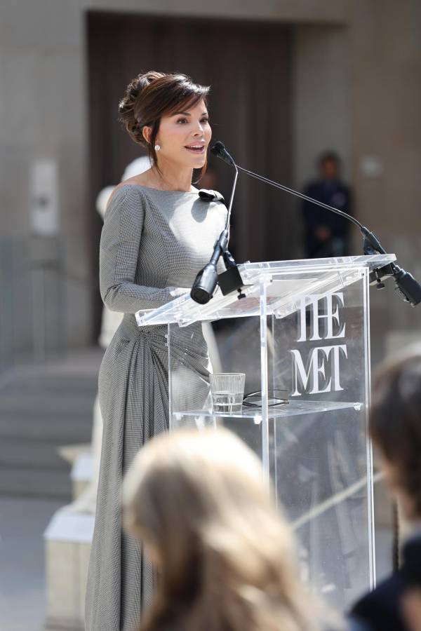 Lauren Sanchez Bezos, habla durante el evento 'Costume Art' este lunes, en el Museo Metropolitano de Arte de Nueva York (Met), en Nueva York (EE.UU.). El Met presenta 'Costume Art', la exposición de primavera del Costume Institute que explora la relación histórica entre la vestimenta y el cuerpo humano al emparejar prendas con obras de arte occidental desde la prehistoria hasta la actualidad, en el marco de la Met Gala. EFE/ Octavio Guzmán