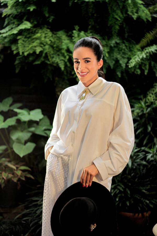 Camisa de algodón, wide leg pants y collar de cuentas oversize de barro by Lawin Paz; necklace by Ecojoyería y sombrero de suede by MACA Designs