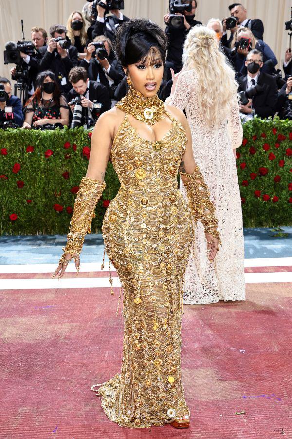 Cardi B en Versace. 