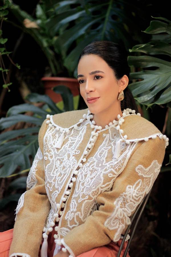 Oversize jacket de yute reciclado de bolsos de café de la colección Mezcla N0 3 de <b>Yoyo Barrientos</b>, wide leg pants de la colección Flor de Roge by <b>Sandra Noguera</b>