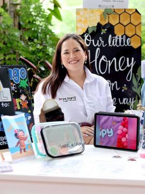 Cada creación de Lovesigns cuenta una historia. Son piezas hechas con amor, pensadas para celebrar momentos que merecen recordarse por siempre.