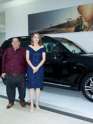 BAC y BMW prepararon una experiencia multisensorial a clientes selectos, donde pudieron disfrutar de una exquisita cena y vivir la experiencia BMW con el vehículo Thex7. En la foto: Ramón Paz, Representante de BMW y Wendy Valenzuela, Subgerente de Private Banking Bac.