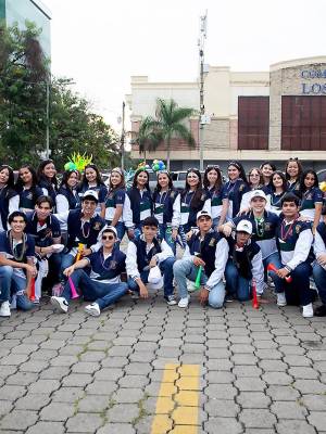 Una mañana repleta de diversión y detalles de carnaval marcó el inicio del primer día de clases para los seniors 2024 de la Academia Americana. Esta emocionante jornada comenzó en el estacionamiento del Comisariato Los Andes, donde los alumnos lucieron collares, chamarras, se tomaron selfies y fueron recibidos con alegría por sus padres. La caravana estaba conformada por una vistosa plataforma decorada estilo carnaval, a la que se le unieron varios pick up, jeep y razer decorados con globos