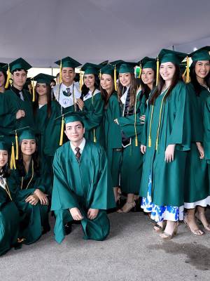 ¡Llegó el gran día! Tras un año lleno de retos, aprendizajes y muchas emociones, los seniors 2025 de DelCampo School celebraron su esperada graduación. Vestidos con togas y birretes en el emblemático color verde de su institución, los jóvenes cruzaron por última vez los pasillos de su querida escuela como estudiantes, listos para recibir su título de high school. ¡Felicidades, Class of 2025!