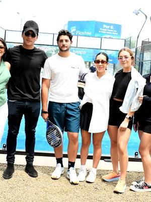 OG Padel Club, el primer club de Pádel en Honduras abrió sus puertas con una ceremonia inaugural llena de entusiasmo y pasión donde amigos y familiares de Eugenio Torres, dueño y fundador, disfrutaron de emocionantes partidos en las canchas abiertas especialmente para ellos. En esta foto: <i><b>Nina Dimitrakis, Karina Lara, Juancarlos Alvarez, Eugenio Torres, Sofia Mata, Bernice Creamer, Valentina Martinez y Mario Villeda</b></i>