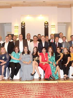La generación 1984 del Instituto San Francisco celebró con alegría y nostalgia el 40º aniversario de su graduación. Para conmemorar esta ocasión especial, organizaron una serie de eventos que culminaron con una gran celebración en el Hotel InterContinental. Entre risas y emoción, los asistentes revivieron memorables anécdotas de su vida estudiantil, recordando aquellos años que los unieron como generación. La noche continuó con una vibrante fiesta en la pista de baile, donde la música y la camaradería hicieron de esta reunión un momento inolvidable.
