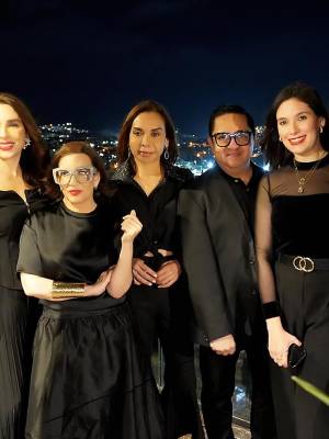 En lo más alto de la ciudad, con un paisaje iluminado como telón de fondo, Zielo Rooftop se convirtió en el escenario de una velada inolvidable. La experiencia, en alianza con Ron Zacapa y Baruch Studio, reunió a invitados selectos para disfrutar de una cena de cinco tiempos, una cata guiada y el esperado lanzamiento de nuevos cócteles de autor. Una noche única en la que la mixología y la gastronomía alcanzaron su máxima expresión, acompañadas de música en vivo y vistas incomparables. En la foto: Emir Rivera, Sonia Paz, Blanca Bendeck, Miguel Chong y Ana Melissa Paz.